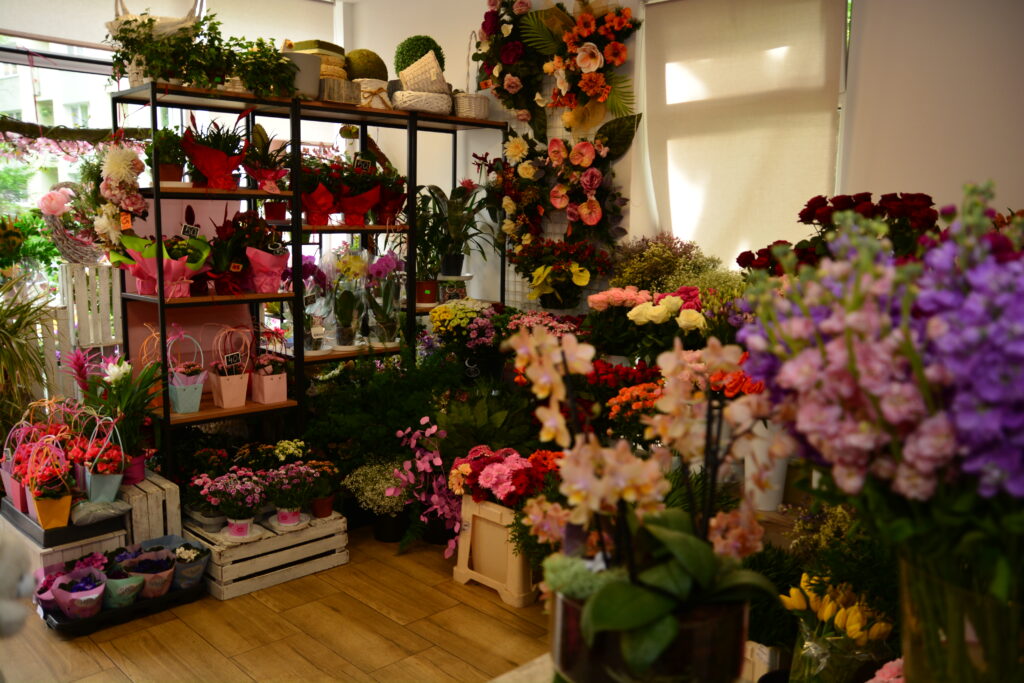 zdjęcie dodatków i kwiatów w kwiaciarni