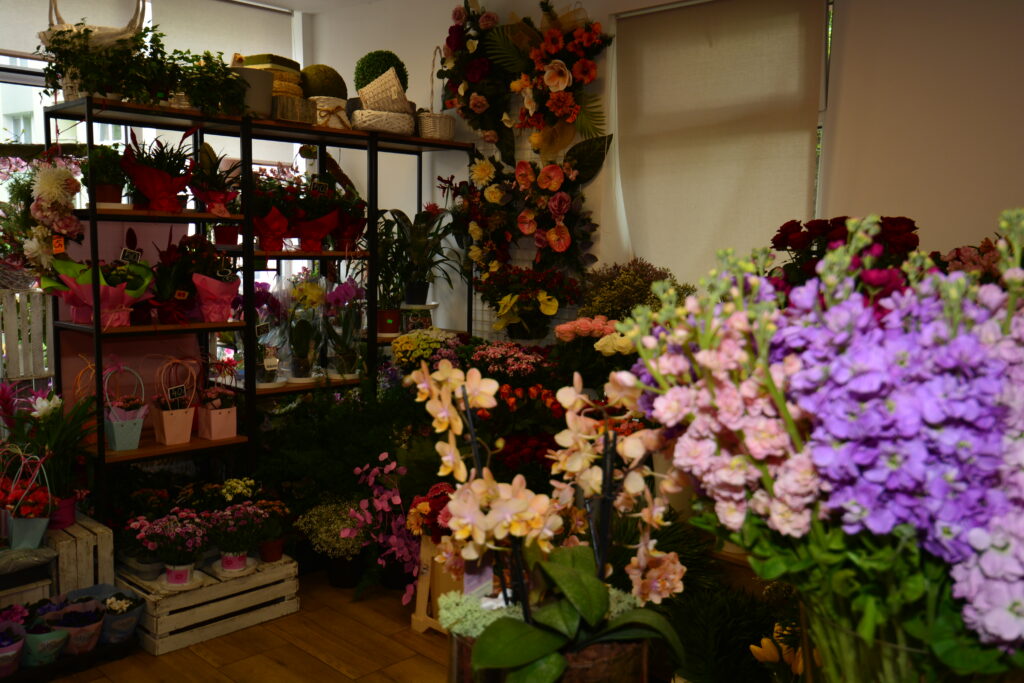 zdjęcie całej kwiaciarni w środku
